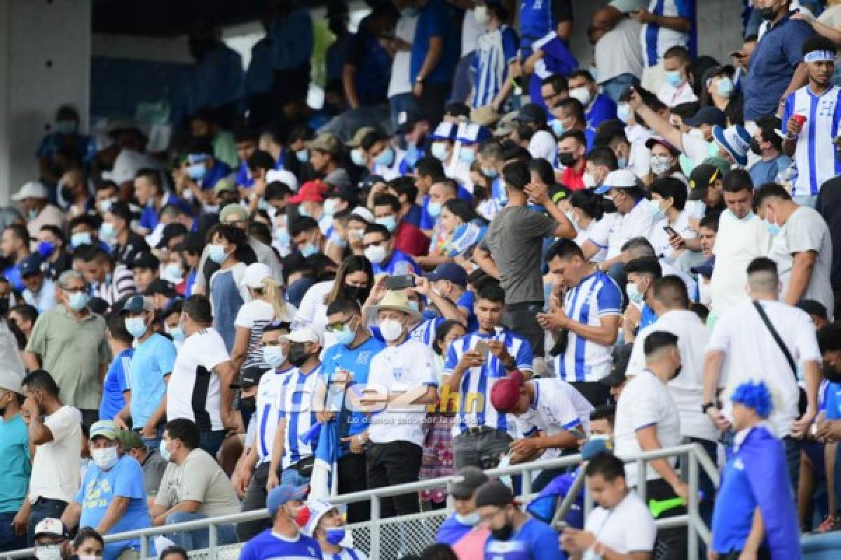 ¡Pancartas, Batman y un astronauta! El ambientazo en el Olímpico para el Honduras vs. Costa Rica