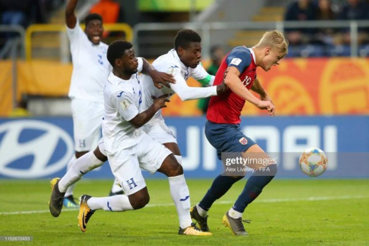 LUBLIN, POLAND - MAY 30: Erling Haland of Norway is tackled by Elison Rivas and Wesly Decas of Honduras during the 2019 FIFA U-20 World Cup group C match between Norway and Honduras at Arena Lublin on May 30, 2019 in Lublin, Poland. (Photo by Alex Livesey - FIFA/FIFA via Getty Images)