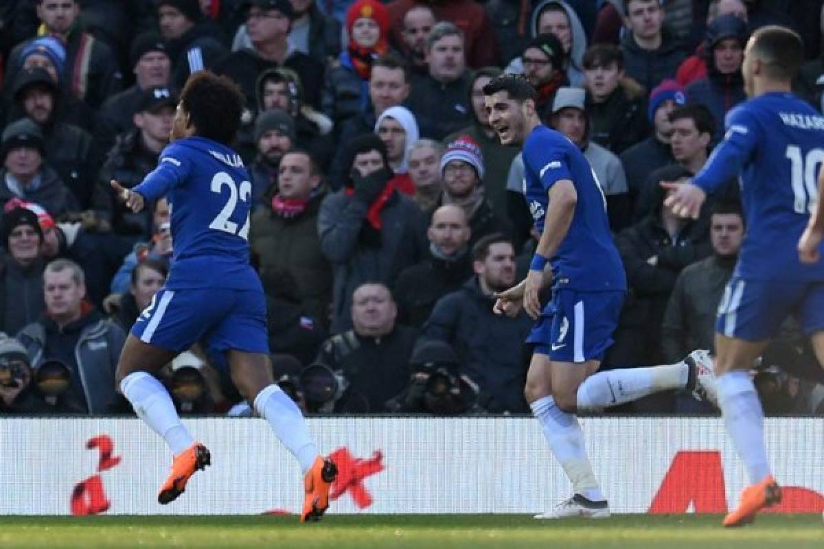 Chelsea's Brazilian midfielder Willian (L) celebrates with teammates after scoring the opening goal of the English Premier League football match between Manchester United and Chelsea at Old Trafford in Manchester, north west England, on February 25, 2018. / AFP PHOTO / Oli SCARFF / RESTRICTED TO EDITORIAL USE. No use with unauthorized audio, video, data, fixture lists, club/league logos or 'live' services. Online in-match use limited to 75 images, no video emulation. No use in betting, games or single club/league/player publications. /