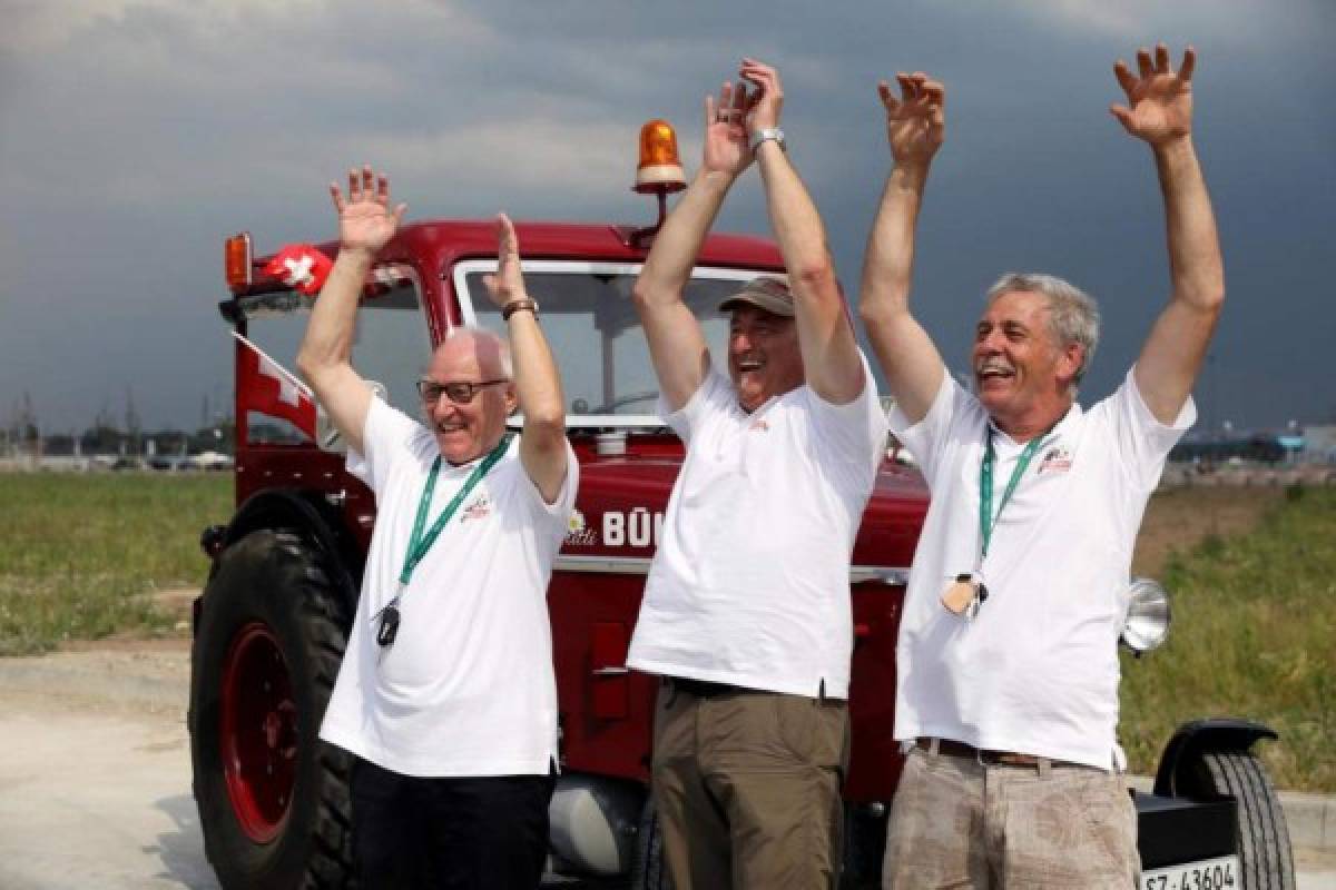 Un tractor y 1,200 millas: La curiosa historia de tres amigos para llegar a Rusia 2018