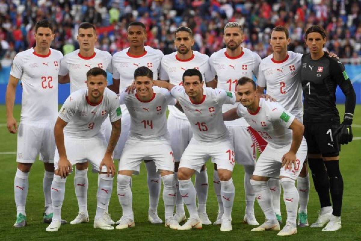 (Back L to R) Switzerland's defender Fabian Schaer, midfielder Granit Xhaka, defender Manuel Akanji, defender Ricardo Rodriguez, midfielder Valon Behrami, defender Stephan Lichtsteiner, goalkeeper Yann Sommer, (front L to R) forward Haris Seferovic, midfielder Steven Zuber, midfielder Blerim Dzemaili, forward Xherdan Shaqiri pose for a photo before their Russia 2018 World Cup Group E football match between Serbia and Switzerland at the Kaliningrad Stadium in Kaliningrad on June 22, 2018. / AFP PHOTO / OZAN KOSE / RESTRICTED TO EDITORIAL USE - NO MOBILE PUSH ALERTS/DOWNLOADS