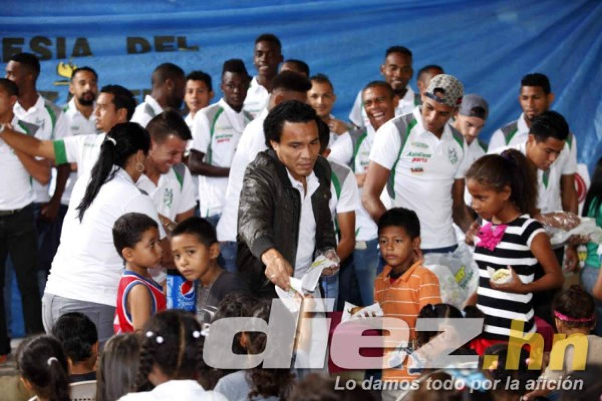 FOTOS: Jugadores del Platense regalan a niños mochilas con útiles escolares