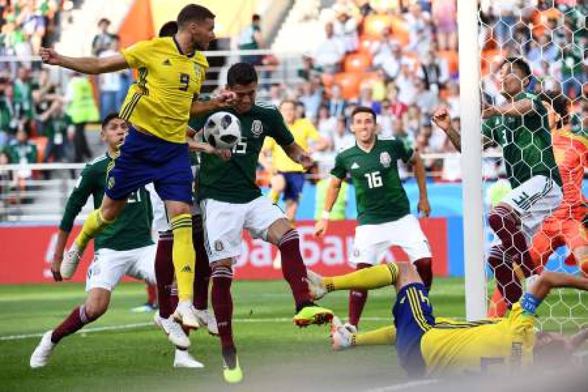 Sweden's forward Marcus Berg and Mexico's defender Hector Moreno vie for the ball during the Russia 2018 World Cup Group F football match between Mexico and Sweden at the Ekaterinburg Arena in Ekaterinburg on June 27, 2018. / AFP PHOTO / Anne-Christine POUJOULAT / RESTRICTED TO EDITORIAL USE - NO MOBILE PUSH ALERTS/DOWNLOADS