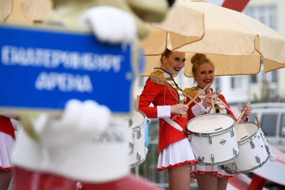 Francia y Perú engalanan Rusia 2018 con sus bellas aficionadas