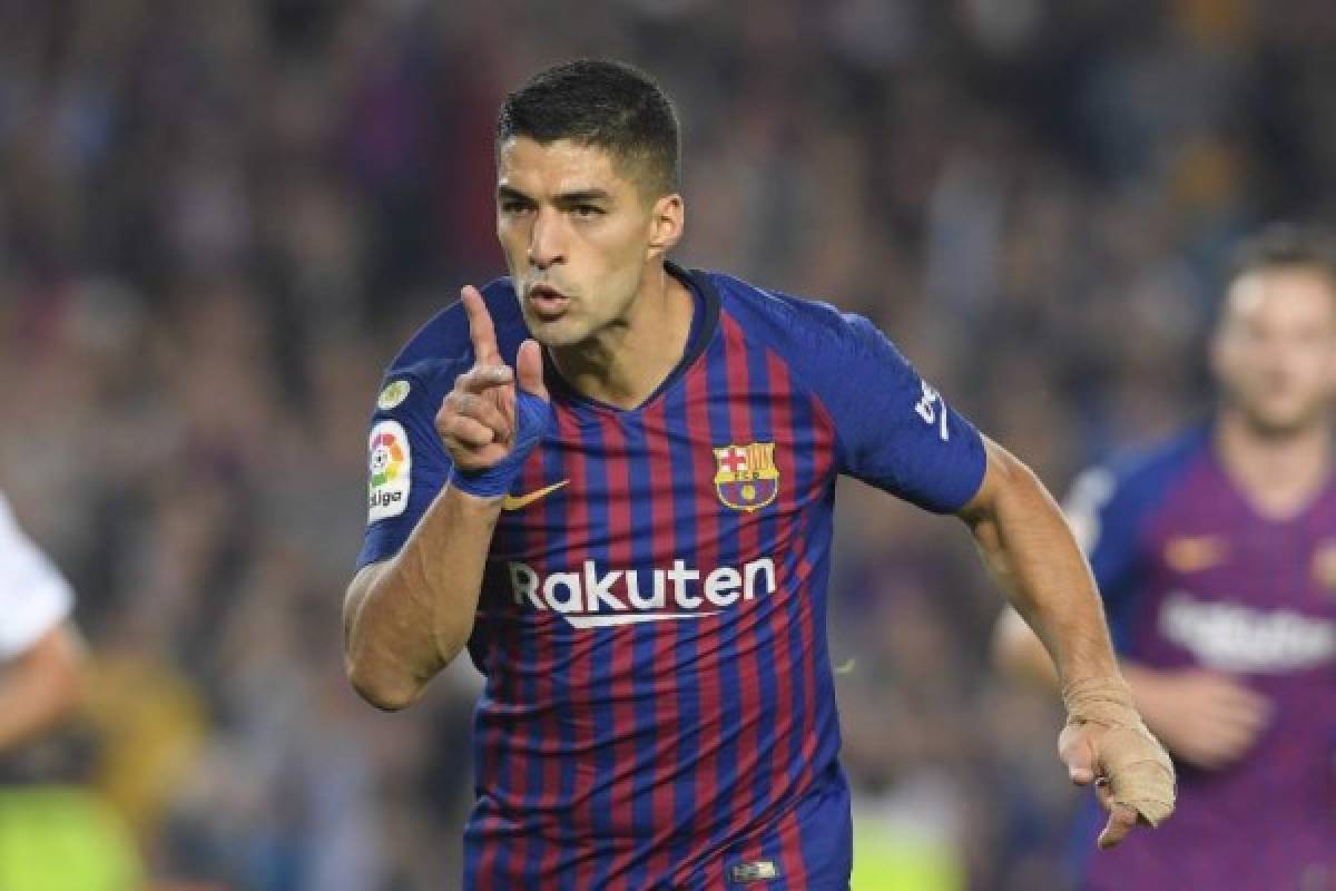 Barcelona's Uruguayan forward Luis Suarez celebrates after scoring during the Spanish league football match FC Barcelona against Sevilla FC at the Camp Nou stadium in Barcelona on October 20, 2018. (Photo by LLUIS GENE / AFP)