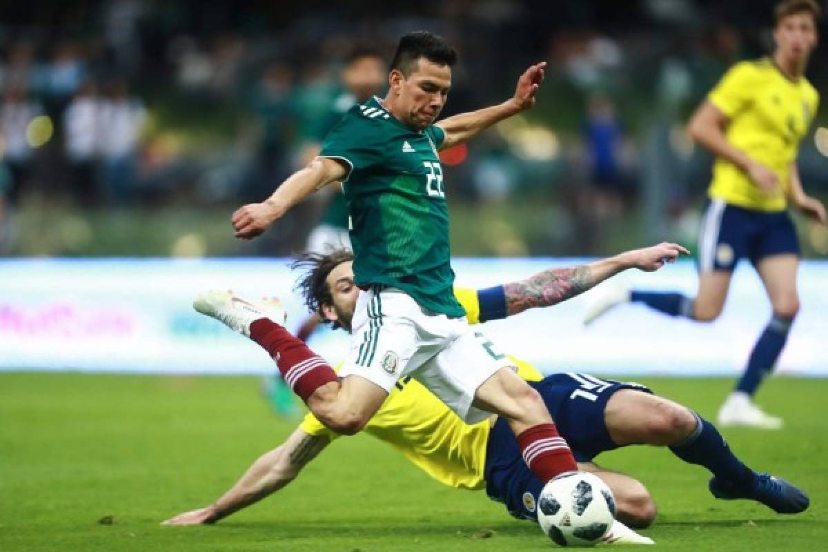 MEXICO CITY, MEXICO - JUNE 02: Hirving Lozano of Mexico struggles for the ball with Charles Mulgrew of Scotland during the International Friendly match between Mexico v Scotland at Estadio Azteca on June 2, 2018 in Mexico City, Mexico. Hector Vivas/Getty Images/AFP== FOR NEWSPAPERS, INTERNET, TELCOS & TELEVISION USE ONLY ==