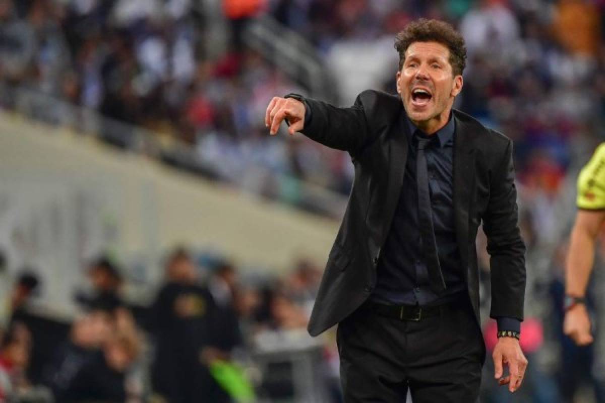 Atletico Madrid's Argentinian coach Diego Simeone speaks to his players during the Spanish Super Cup final between Real Madrid and Atletico Madrid on January 12, 2020, at the King Abdullah Sports City in the Saudi Arabian port city of Jeddah. (Photo by Giuseppe CACACE / AFP)