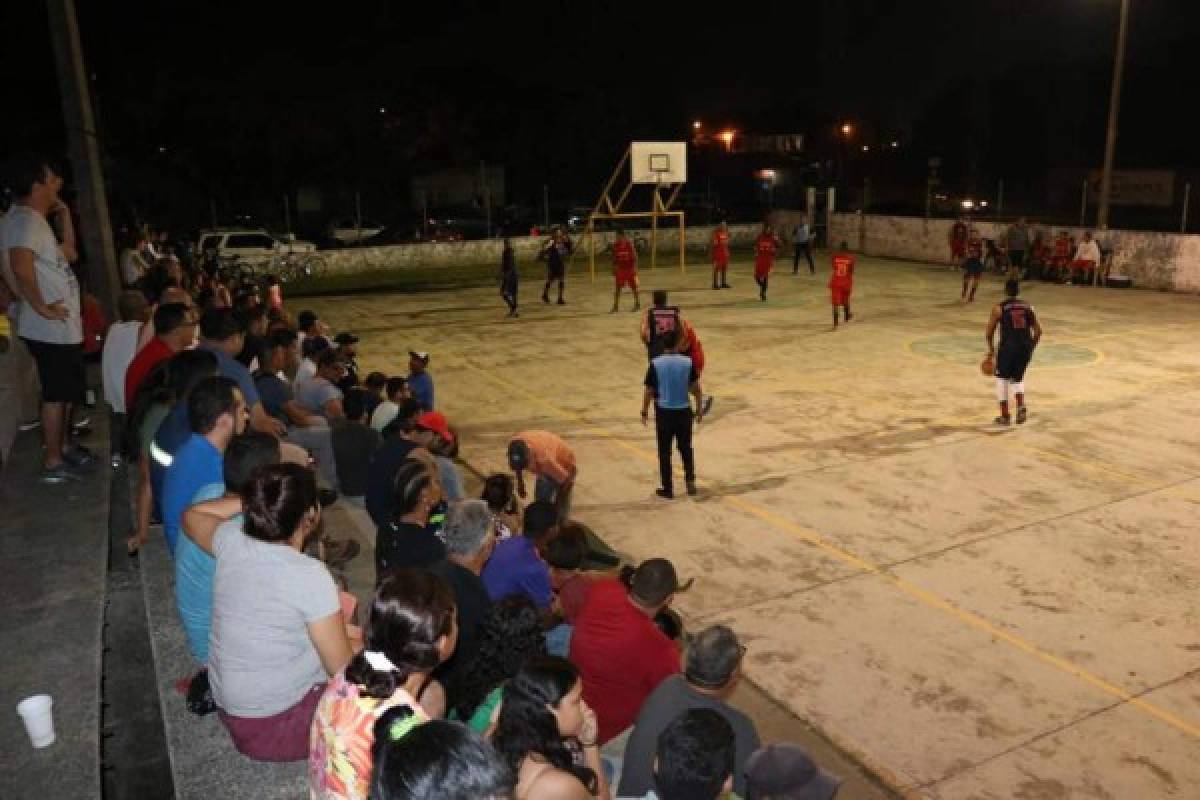 Llenazo en cancha para ver el debut de Rambo como jugador de baloncesto