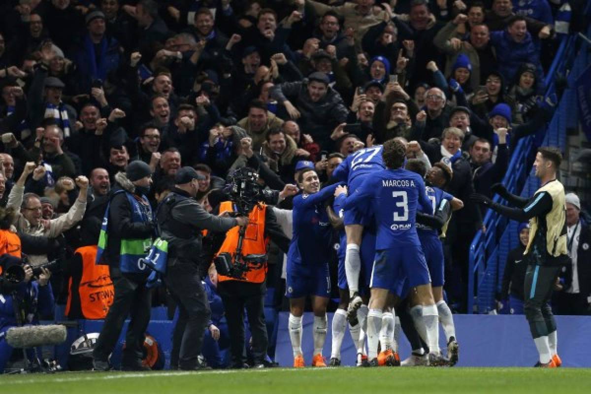 Chelsea's Brazilian midfielder Willian celebrates with teammates scoring the team's first goal during the first leg of the UEFA Champions League round of 16 football match between Chelsea and Barcelona at Stamford Bridge stadium in London on February 20, 2018. / AFP PHOTO / IKIMAGES / Ian KINGTON