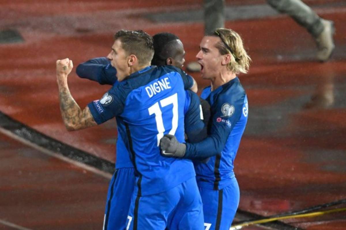 TOPSHOT - France's midfielder Blaise Matuidi (C) celebrates with teammates Antoine Griezmann and Lucas Digne after scoring during the FIFA World Cup 2018 qualifying football match between Bulgaria and France at The Vasil Levski Stadium in Sofia on October 7, 2017. / AFP PHOTO / Nikolay DOYCHINOV