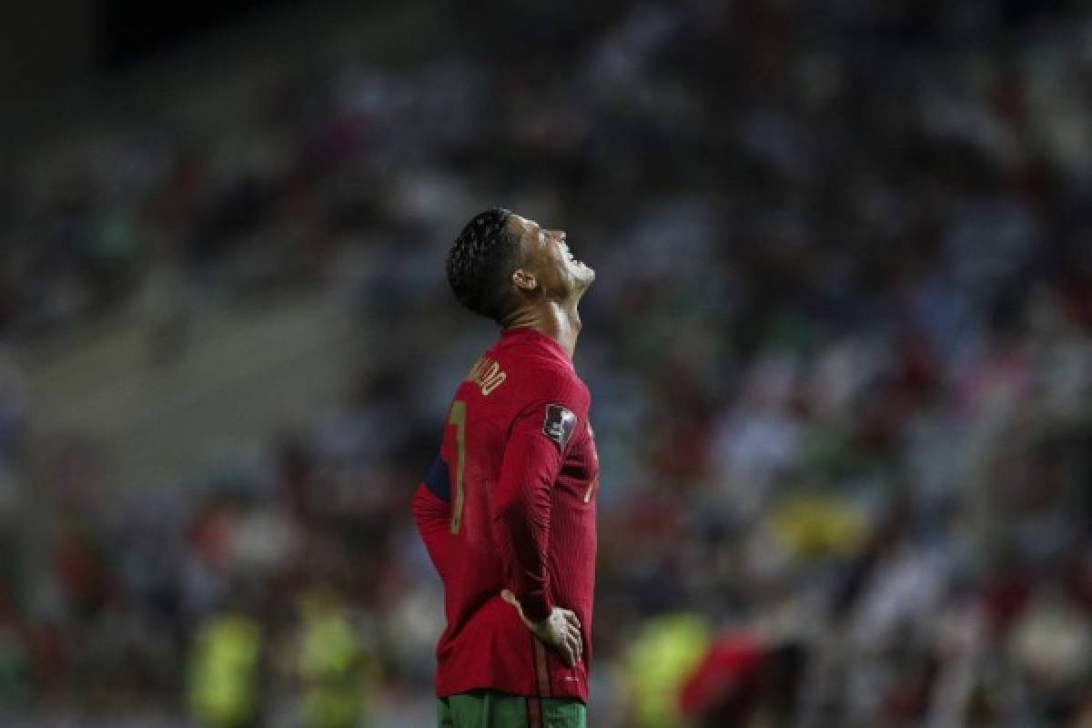 Cristiano Ronaldo suelta puñetazo a su rival y así festejó tras convertirse en el histórico goleador de selecciones