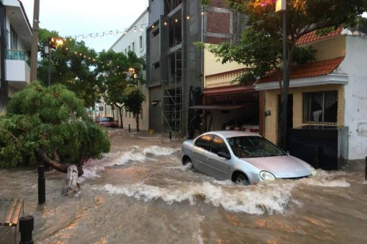 Fuerte tormenta en Culiacán causa estragos e inunda el estadio de Dorados