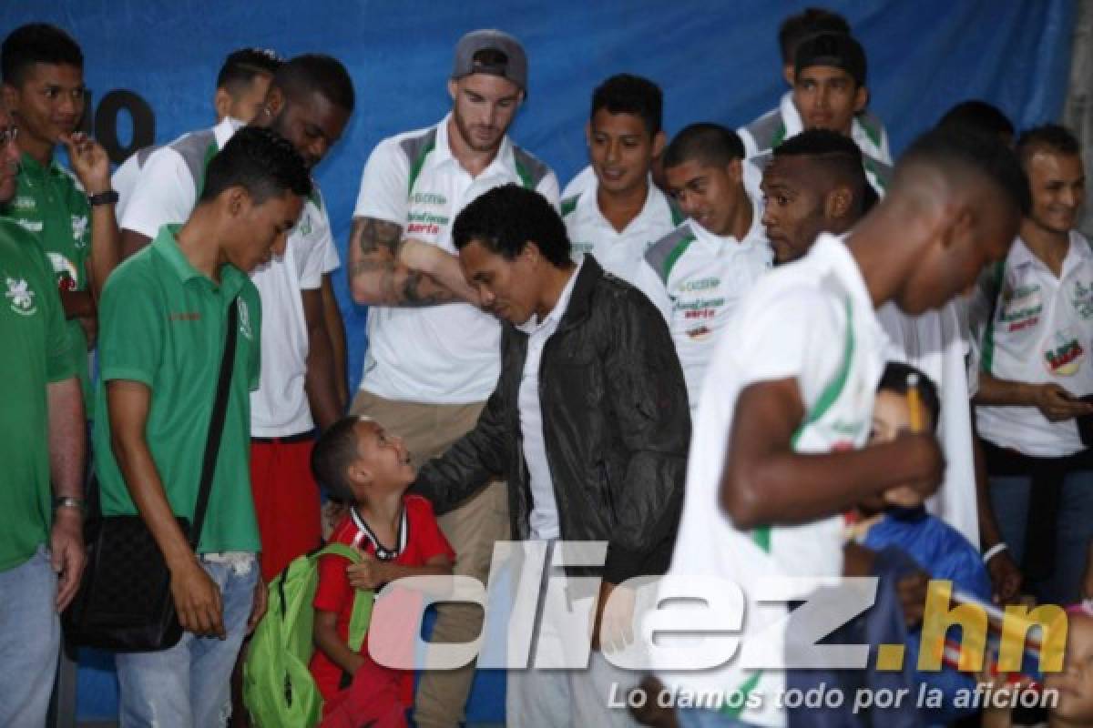 FOTOS: Jugadores del Platense regalan a niños mochilas con útiles escolares
