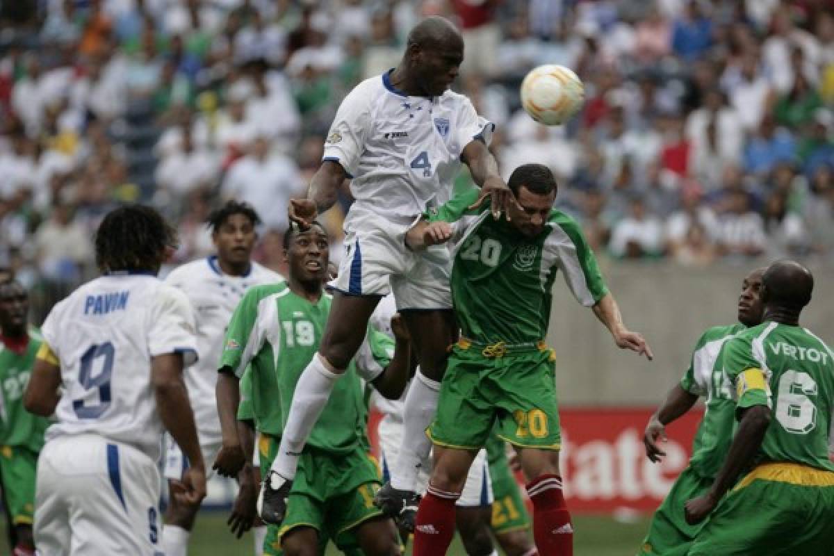 Copa Oro 2007. Honduras Vrs Guadalupe. Samuel Caballero Defensa de honduras Intenta cabecear el balon.
