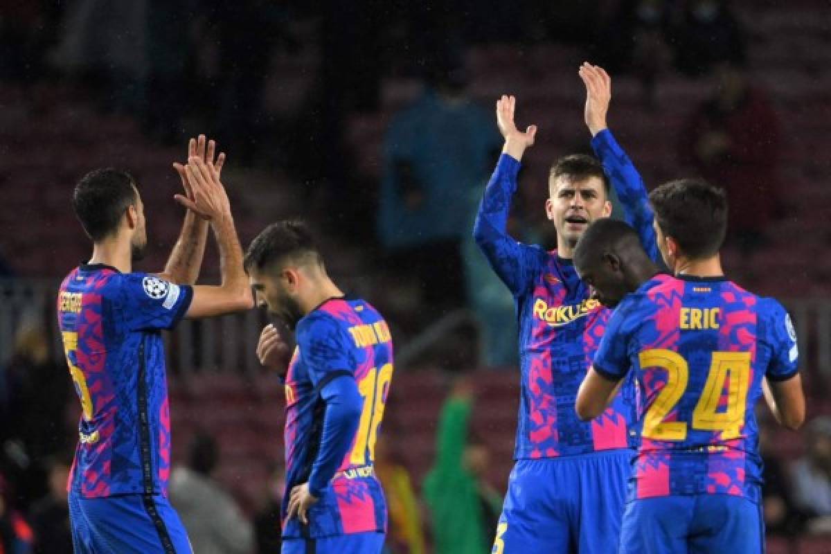 Barcelona's players wave to supporters at the end of the UEFA Champions League Group E football match between FC Barcelona and SL Benfica, at the Camp Nou stadium in Barcelona on November 23, 2021. (Photo by LLUIS GENE / AFP)