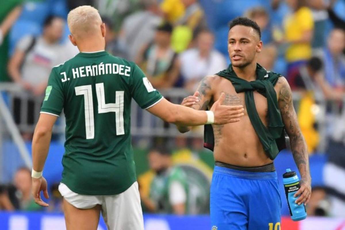 Brazil's forward Neymar cheers Mexico's forward Javier Hernandez at the end of the Russia 2018 World Cup round of 16 football match between Brazil and Mexico at the Samara Arena in Samara on July 2, 2018. / AFP PHOTO / EMMANUEL DUNAND / RESTRICTED TO EDITORIAL USE - NO MOBILE PUSH ALERTS/DOWNLOADS