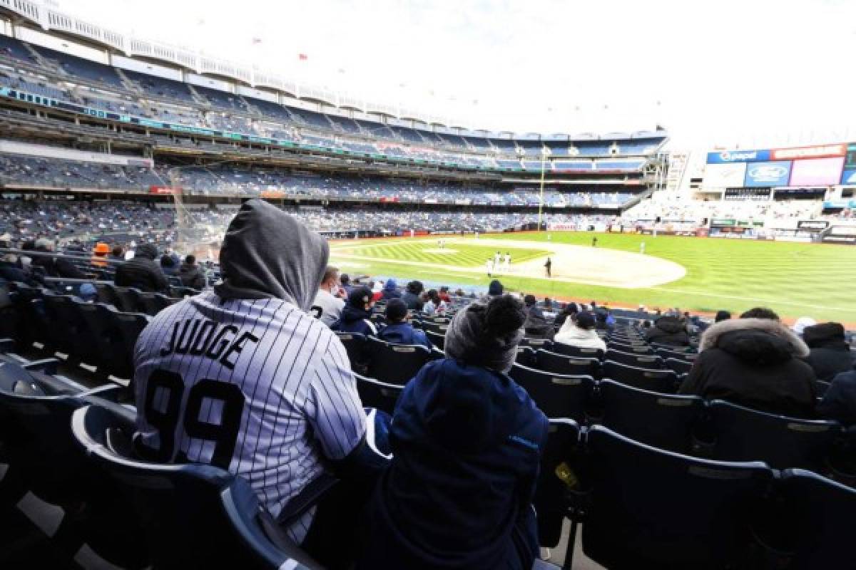 Besos, fiesta y tremendo espectáculo en el regreso de los aficionados al Yankee Stadium de Nueva York