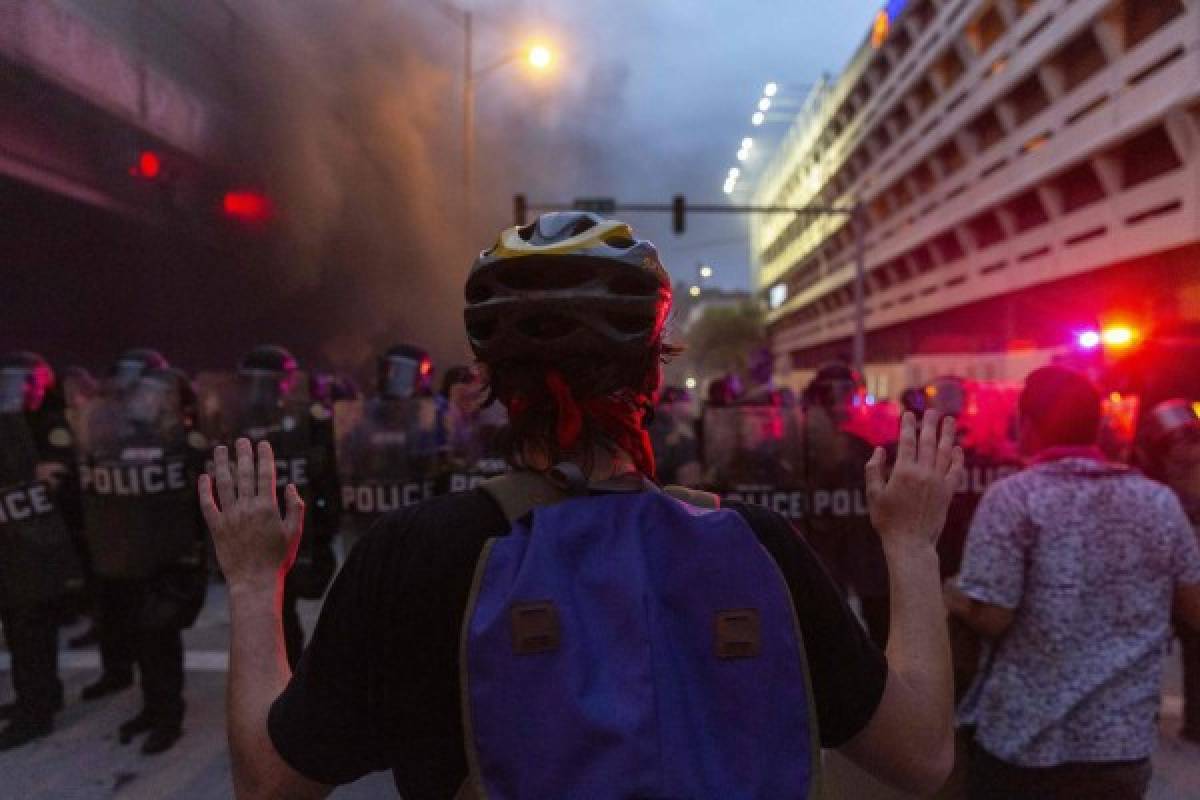 Terror en Minneapolis: Policía ataca con gas lacrimógeno y balas de goma a los protestantes