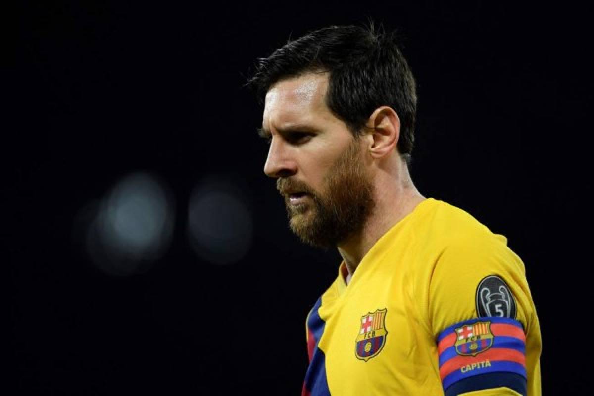 Barcelona's Argentine forward Lionel Messi reacts during the UEFA Champions League round of 16 first-leg football match between SSC Napoli and FC Barcelona at the San Paolo Stadium in Naples on February 25, 2020. (Photo by Filippo MONTEFORTE / AFP)