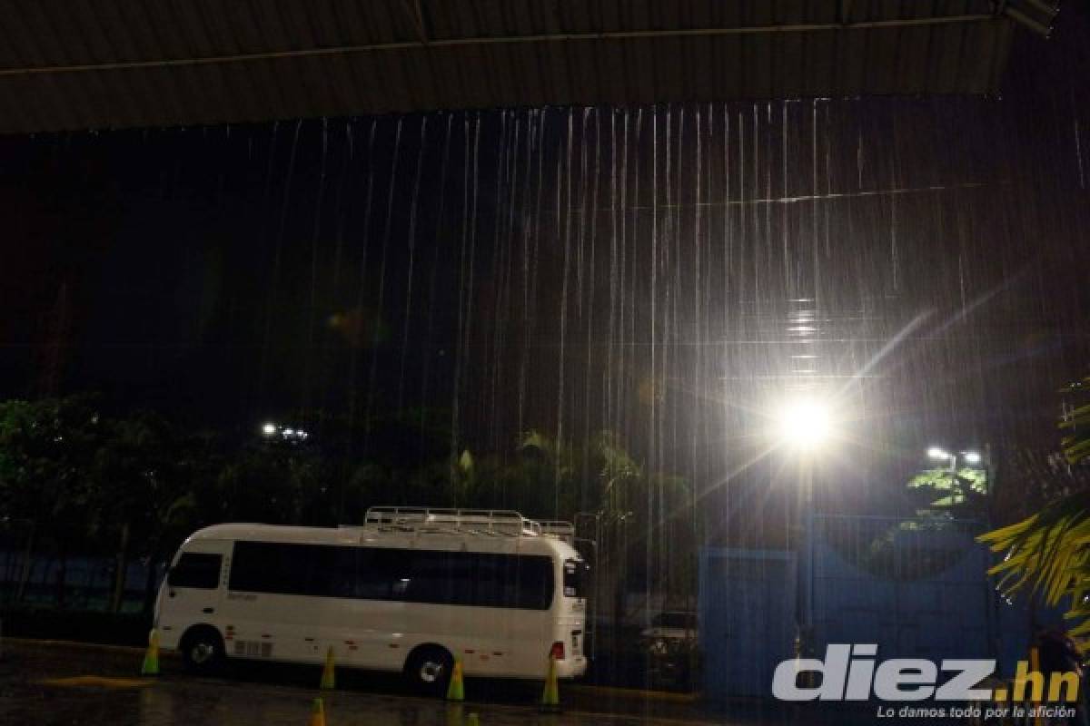 Aguacero: La lluvia suspendió el entrenamiendo de Honduras y cubrieron el césped con una lona