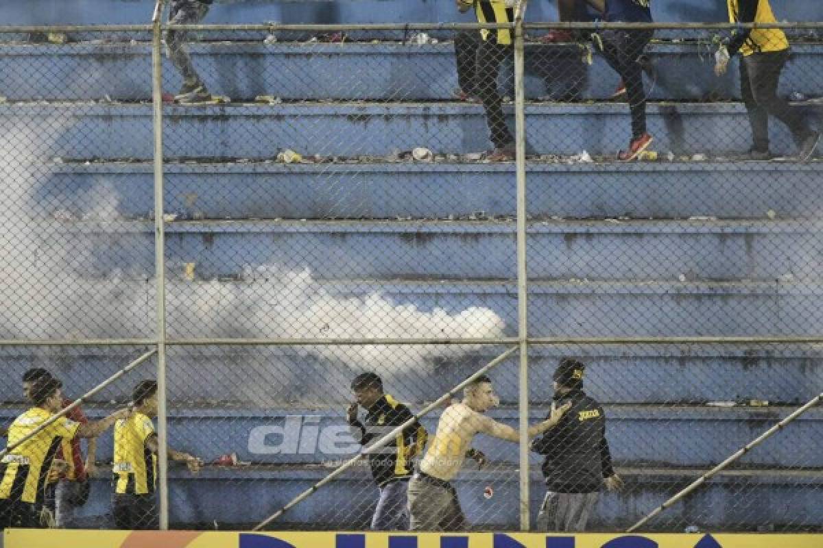 FOTOS: Reclamos, altercados y bombas lacrimógenas en el estadio Morazán