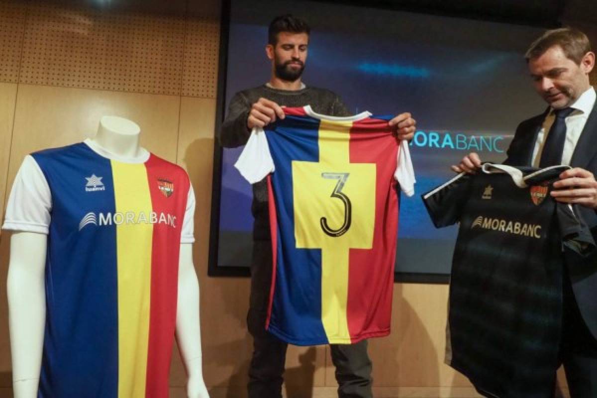 Barcelona Spanish defender and Kosmos investment company president Gerard Pique (C) and general director of MoraBanc financial group Lluis Alsina (R) hold FC Andorra jerseys, in Andorra La Vella, on April 12, 2019, during a press conference following the acquisition of the club by the Spanish defender. (Photo by RAYMOND ROIG / AFP)