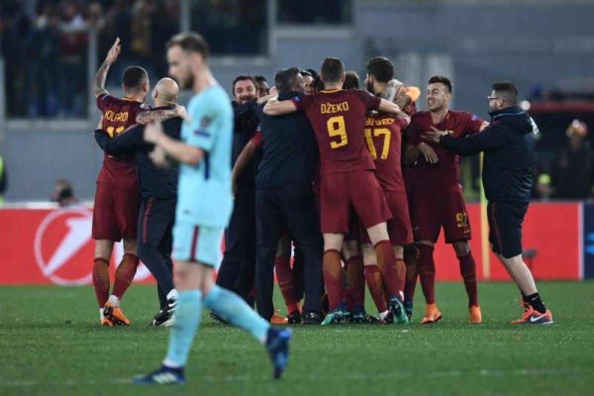 AS Roma's players celebrate their victory at the end of the UEFA Champions League quarter-final second leg football match between AS Roma and FC Barcelona at the Olympic Stadium in Rome on April 10, 2018. / AFP PHOTO / Filippo MONTEFORTE