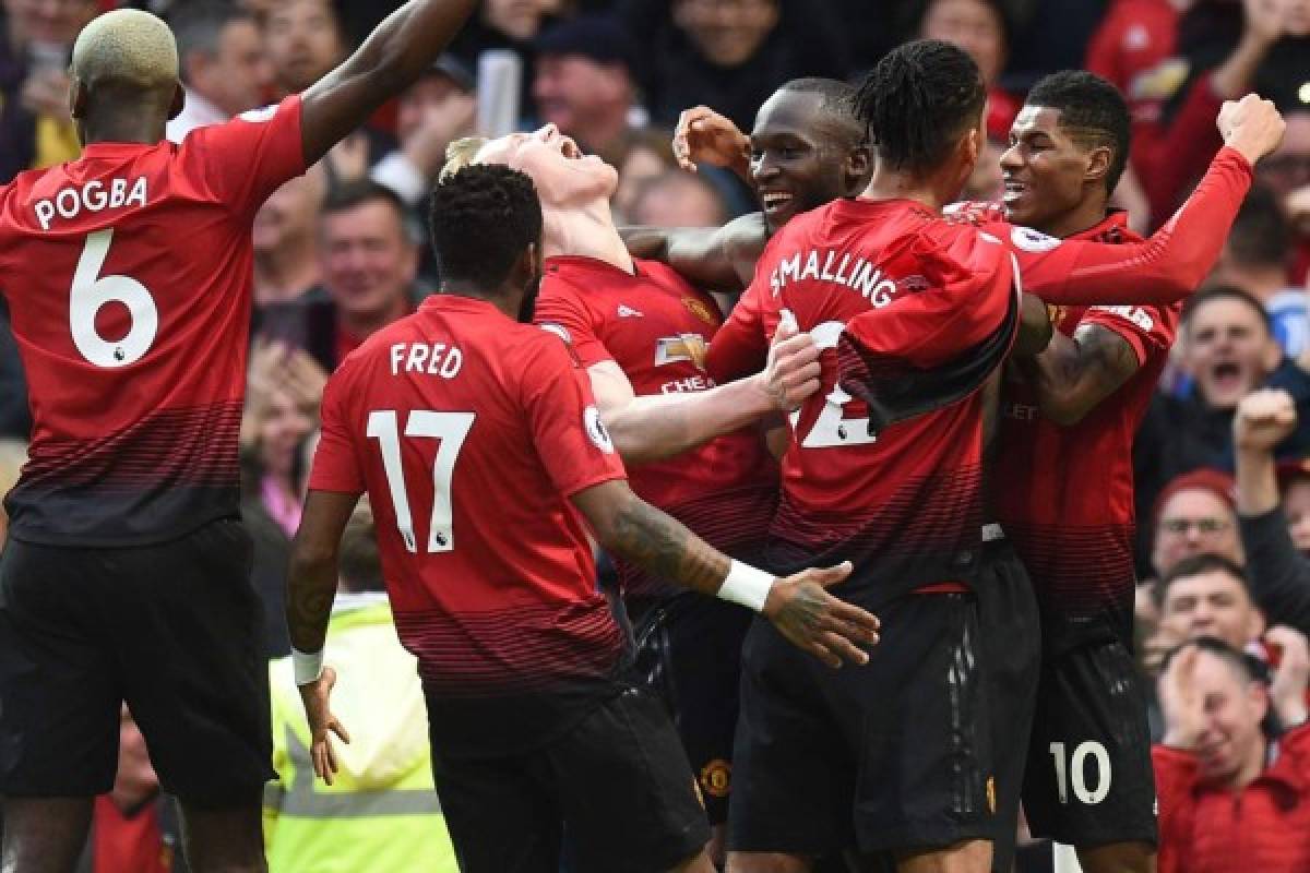 Manchester United's Belgian striker Romelu Lukaku (C) celebrates with teammates after scoring their third goal during the English Premier League football match between Manchester United and Southampton at Old Trafford in Manchester, north west England, on March 2, 2019. (Photo by Oli SCARFF / AFP) / RESTRICTED TO EDITORIAL USE. No use with unauthorized audio, video, data, fixture lists, club/league logos or 'live' services. Online in-match use limited to 120 images. An additional 40 images may be used in extra time. No video emulation. Social media in-match use limited to 120 images. An additional 40 images may be used in extra time. No use in betting publications, games or single club/league/player publications. /