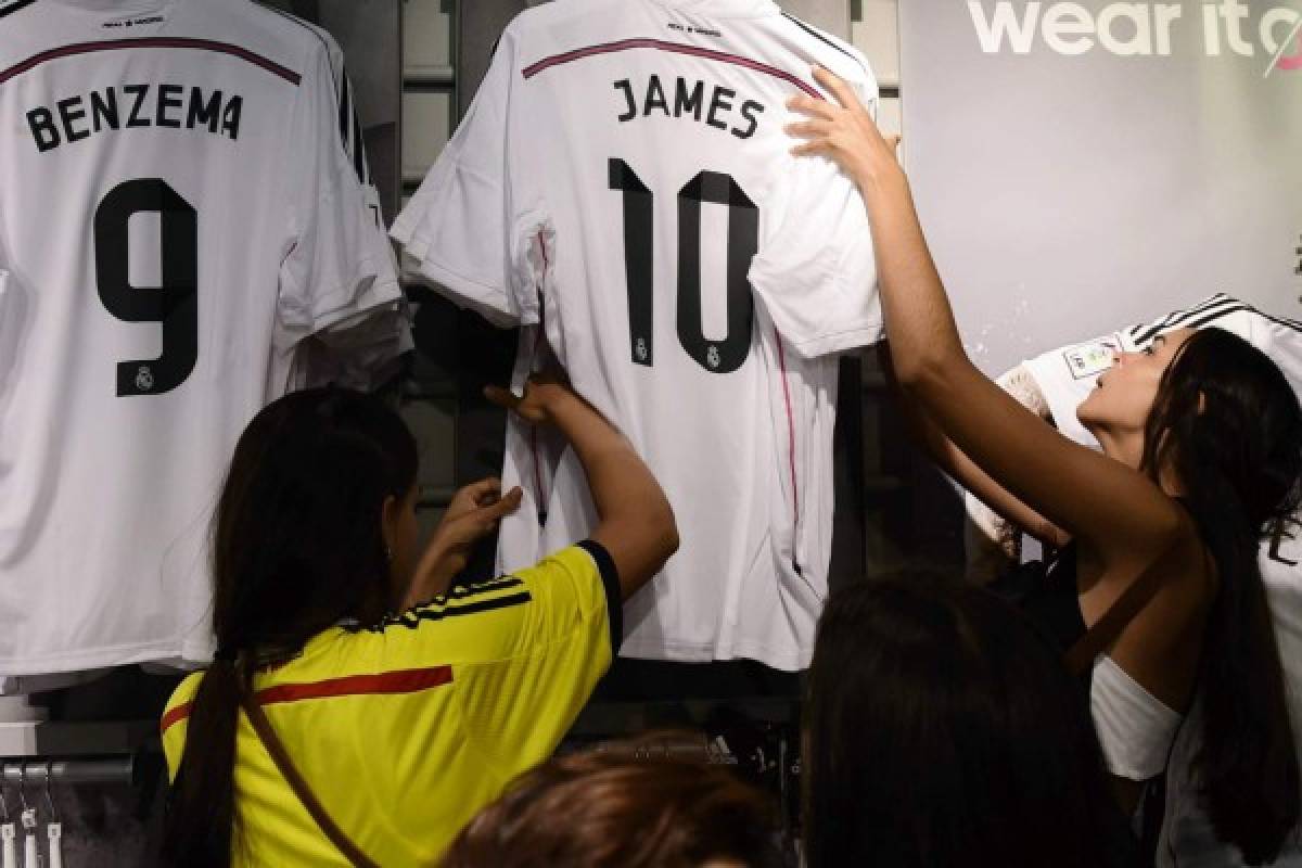 James Rodríguez fue presentado por Real Madrid ante 20 mil aficionados.