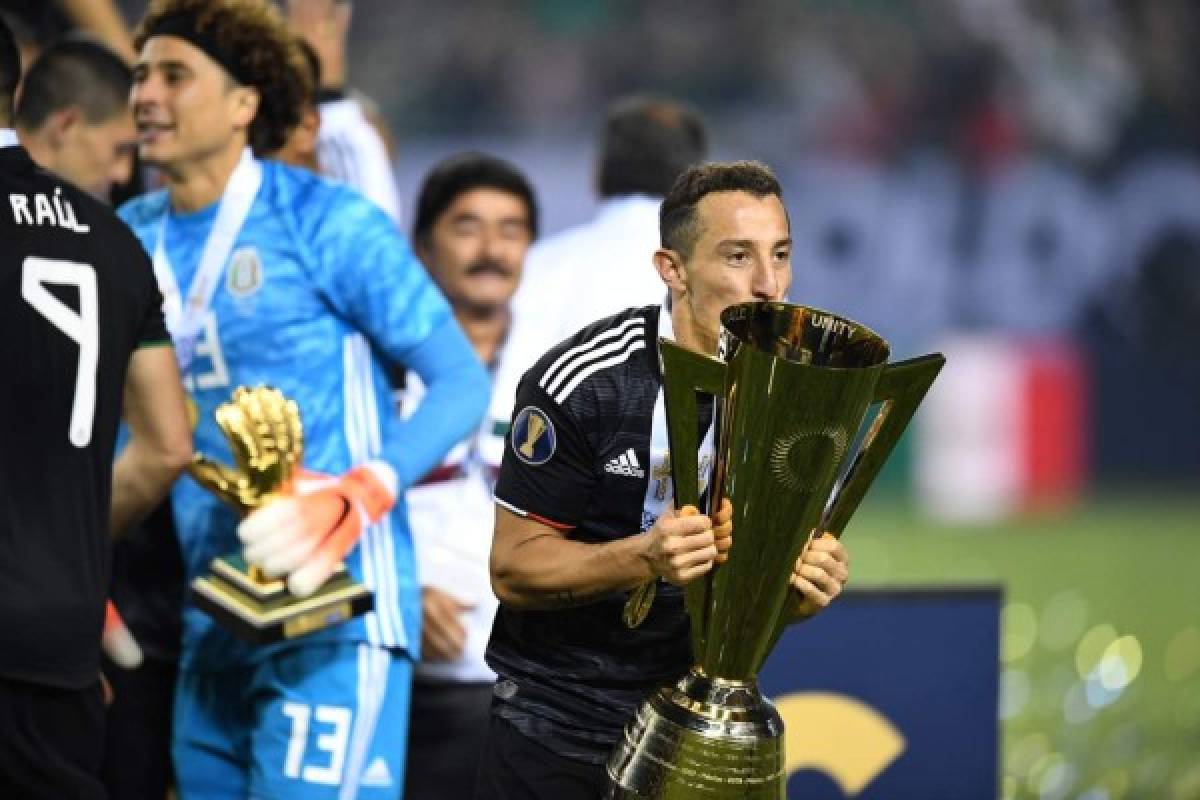 Mexico's midfielder Andres Guardado kisses the Gold Cup after beating the US during the 2019 Concacaf Gold Cup final football match between USA and Mexico on July 7, 2019 at Soldier Field stadium in Chicago, Illinois. - Mexico defeated the US 1-0 (Photo by TIMOTHY A. CLARY / AFP)