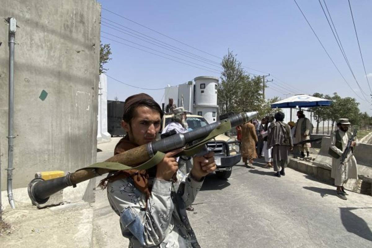 A Taliban fighter holds RPG rocket propelled as he stands guard with others at an entrance gate outside the Interior Ministry in Kabul on August 17, 2021. (Photo by Javed Tanveer / AFP)