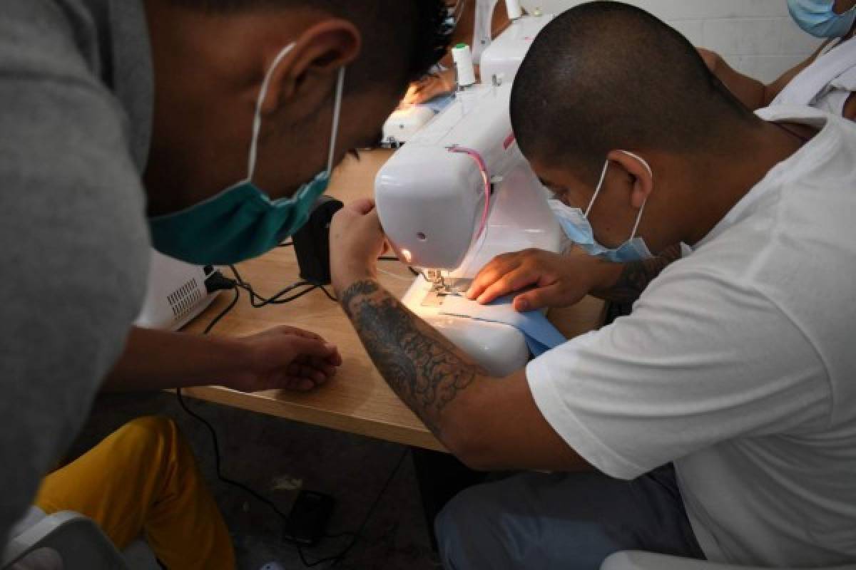 Ex mareros hacen mascarillas en Guatemala para prevenir el coronavirus: 'Ahora quisiera enmendar mis errores'