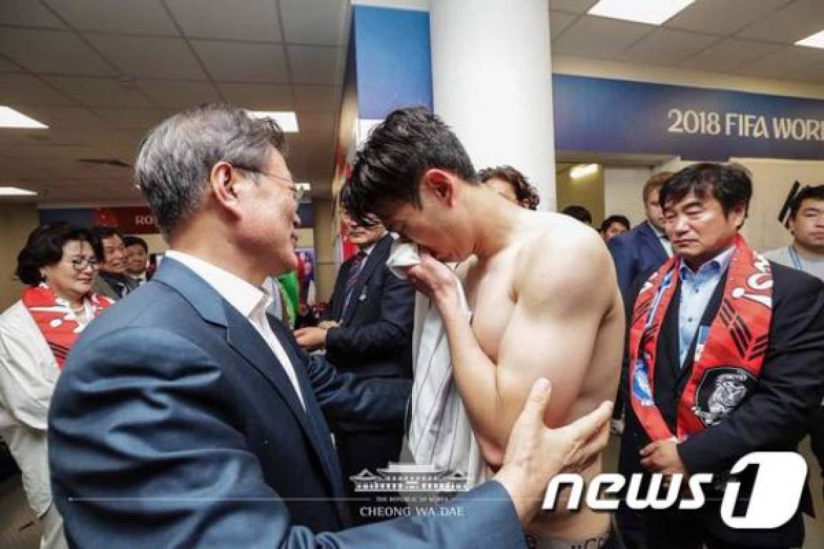 NO SE VIO EN TV: La impactante foto de presidente de Corea con capitán de su selección