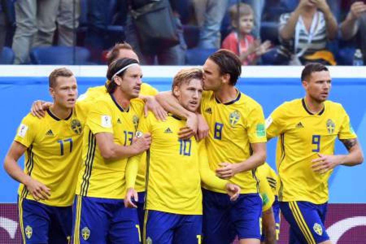 Sweden's midfielder Emil Forsberg (C) celebrates with teammates after scoring the opener during the Russia 2018 World Cup round of 16 football match between Sweden and Switzerland at the Saint Petersburg Stadium in Saint Petersburg on July 3, 2018. / AFP PHOTO / Paul ELLIS / RESTRICTED TO EDITORIAL USE - NO MOBILE PUSH ALERTS/DOWNLOADS