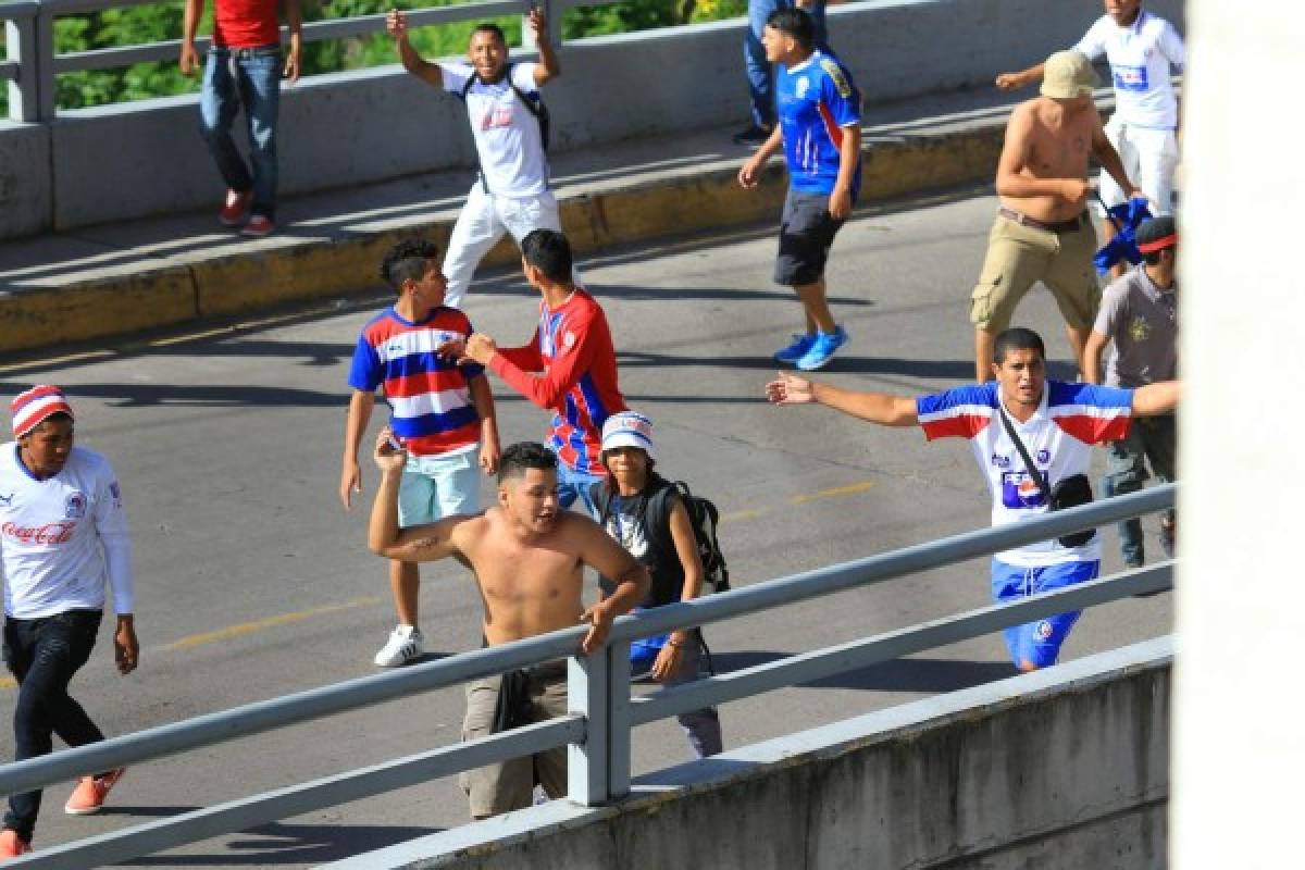 FOTOS: Guerra entre barra del Olimpia y Motagua en el estadio Nacional