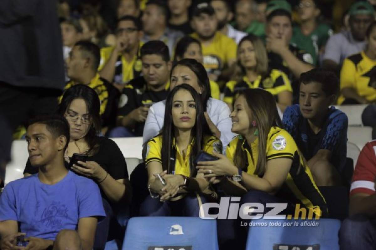 Las otras fotos del clásico: La preciosa esposa de Mario Martínez, la rubia y el malabarista