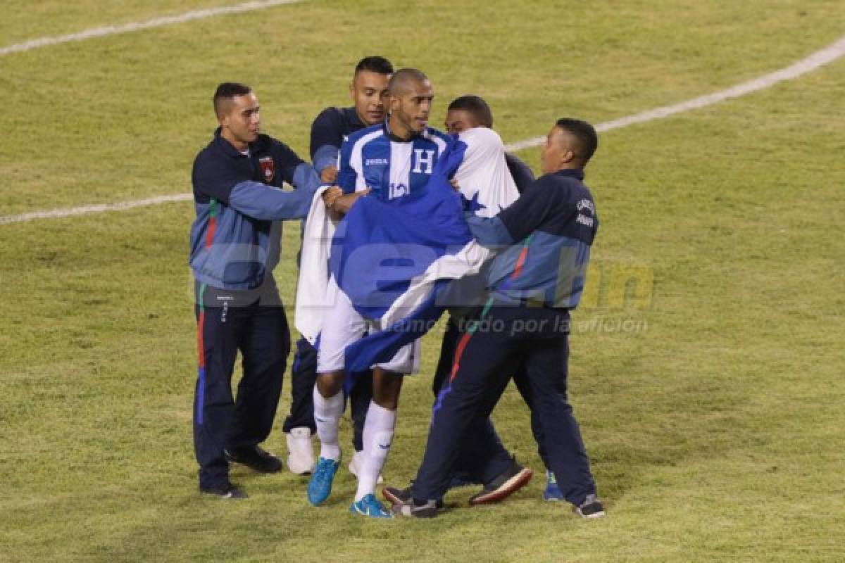 CURIOSAS: Espontáneos en el estadio Olímpico y flores para México