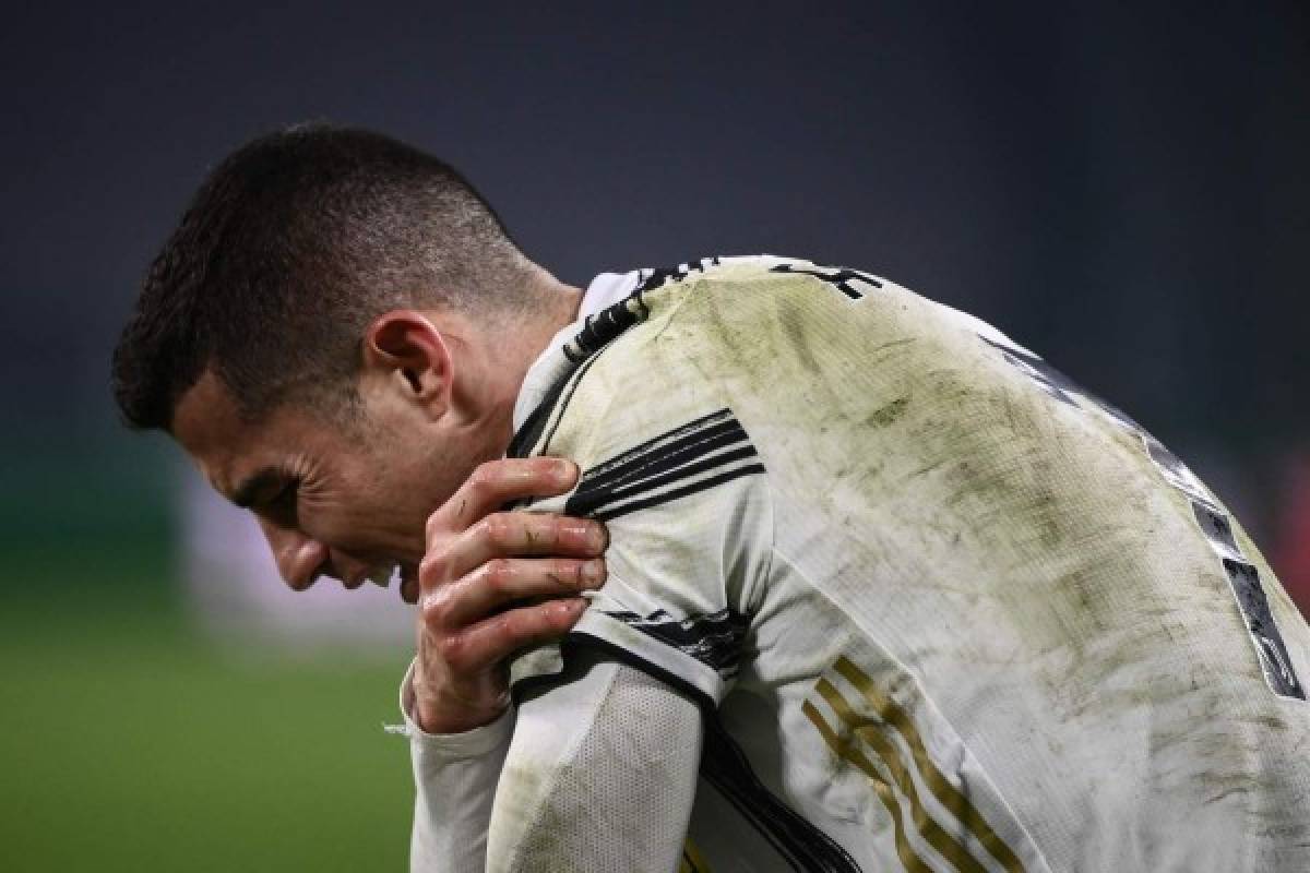 Solo, impotente y con un golpe: La frustración de Cristiano Ronaldo tras eliminación de la Juventus en Champions