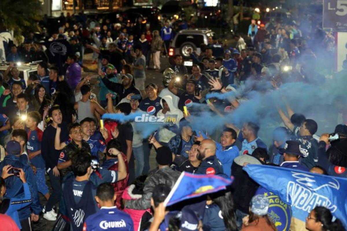 ¡Tegucigalpa se tiñe de azul! Aficionados salen a las calles a festejar la 16 del Motagua
