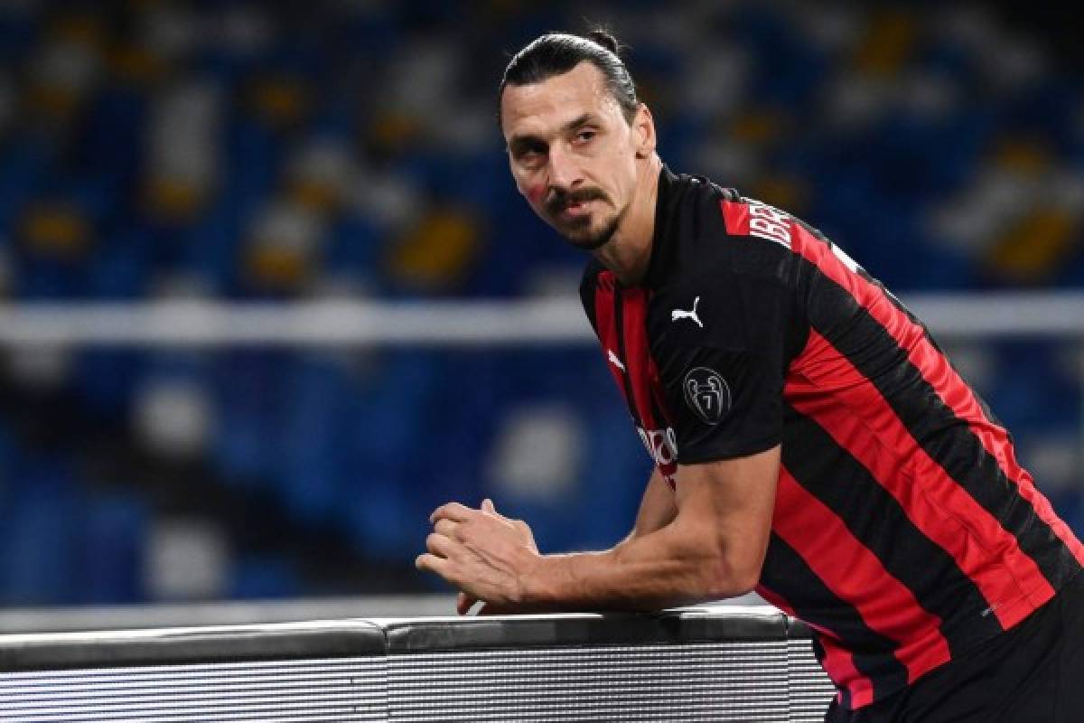 AC Milan's Swedish forward Zlatan Ibrahimovic pauses following a thigh muscle strain during the Italian serie A football match Napoli vs AC Milan on November 22, 2020 at the San Paolo stadium in Naples. (Photo by ANDREAS SOLARO / AFP)