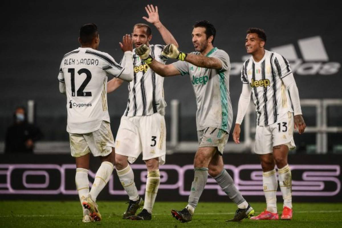 (From L) Juventus' Brazilian defender Alex Sandro, Juventus' Italian defender Giorgio Chiellini, Juventus' Italian goalkeeper Gianluigi Buffon and Juventus' Brazilian defender Danilo celebrate at the end of the Italian Serie A football match Juventus vs Napoli on April 7, 2021 at the Juventus stadium in Turin. (Photo by Marco BERTORELLO / AFP)