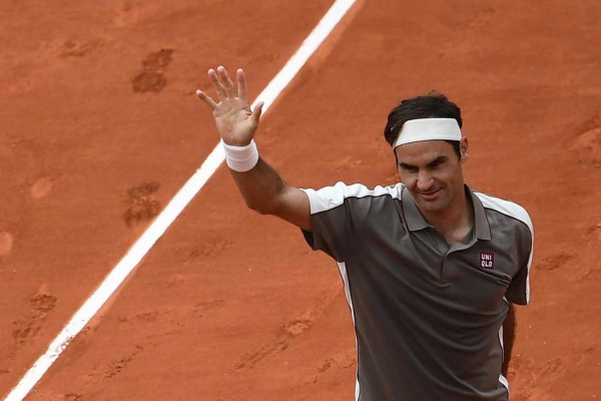 Switzerland's Roger Federer celebrates after winning against Italy's Lorenzo Sonego at the end of their men's singles first round match on day 1 of The Roland Garros 2019 French Open tennis tournament in Paris on May 26, 2019. (Photo by Anne-Christine POUJOULAT / AFP)