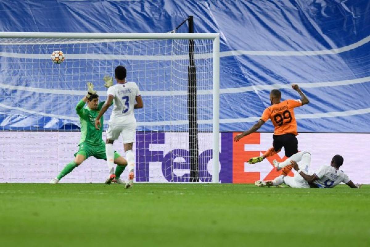 Shakhtar Donetsk's Brazilian forward Fernando Dos Santos Pedro (R) scores his team's first goal during the UEFA Champions League first round group D football match between Real Madrid CF and Shakhtar Donetsk at the Santiago Bernabeu stadium in Madrid on November 3, 2021. (Photo by OSCAR DEL POZO / AFP)