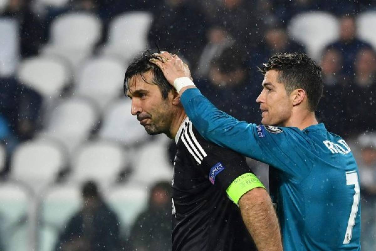 Real Madrid's Portuguese forward Cristiano Ronaldo (R) comforts Juventus' goalkeeper from Italy Gianluigi Buffon at the end of the UEFA Champions League quarter-final first leg football match between Juventus and Real Madrid at the Allianz Stadium in Turin on April 3, 2018.Ronaldo scores twice as Real Madrid beat Juventus 3-0. / AFP PHOTO / Alberto PIZZOLI