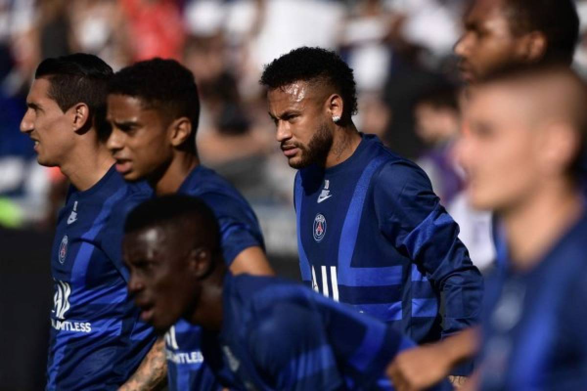 Paris Saint-Germain's Brazilian forward Neymar (C) takes part in a training session prior to during the French L1 football match between Paris Saint-Germain (PSG) and Racing Club de Strasbourg Alsace (RCS) on September 14, 2019 at the Parc des Princes stadium in Paris. (Photo by Martin BUREAU / AFP)