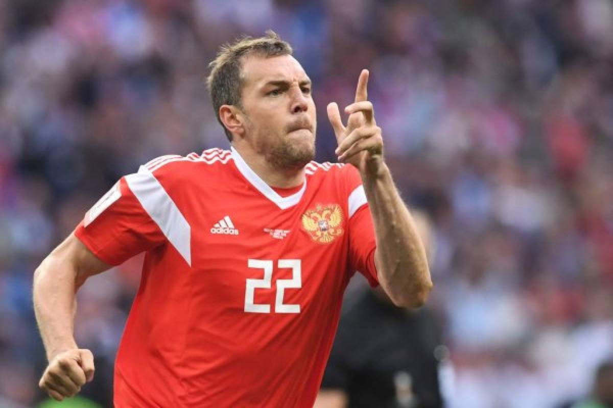 Russia's forward Artem Dzyuba celebrates after scoring their third goal during the Russia 2018 World Cup Group A football match between Russia and Saudi Arabia at the Luzhniki Stadium in Moscow on June 14, 2018. / AFP PHOTO / Francisco LEONG / RESTRICTED TO EDITORIAL USE - NO MOBILE PUSH ALERTS/DOWNLOADS