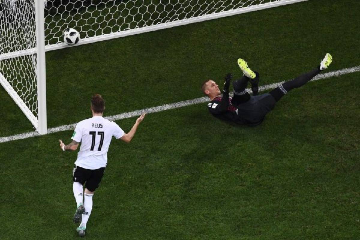 Germany's forward Marco Reus (L) scores his teams equalising goal during the Russia 2018 World Cup Group F football match between Germany and Sweden at the Fisht Stadium in Sochi on June 23, 2018. / AFP PHOTO / Jewel SAMAD / RESTRICTED TO EDITORIAL USE - NO MOBILE PUSH ALERTS/DOWNLOADS