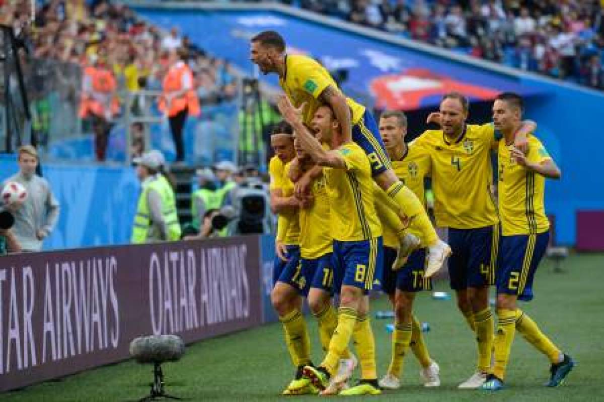 Sweden's players celebrate after midfielder Emil Forsberg scored during the Russia 2018 World Cup round of 16 football match between Sweden and Switzerland at the Saint Petersburg Stadium in Saint Petersburg on July 3, 2018. / AFP PHOTO / Olga MALTSEVA / RESTRICTED TO EDITORIAL USE - NO MOBILE PUSH ALERTS/DOWNLOADS