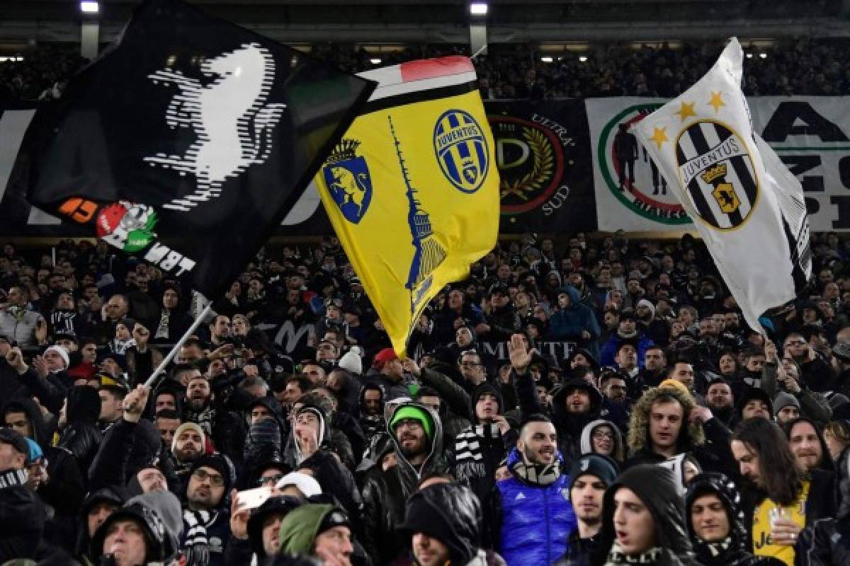 Juventus fans cheer for their team before the UEFA Champions League quarter-final first leg football match between Juventus and Real Madrid at the Allianz Stadium in Turin on April 3, 2018. / AFP PHOTO / JAVIER SORIANO