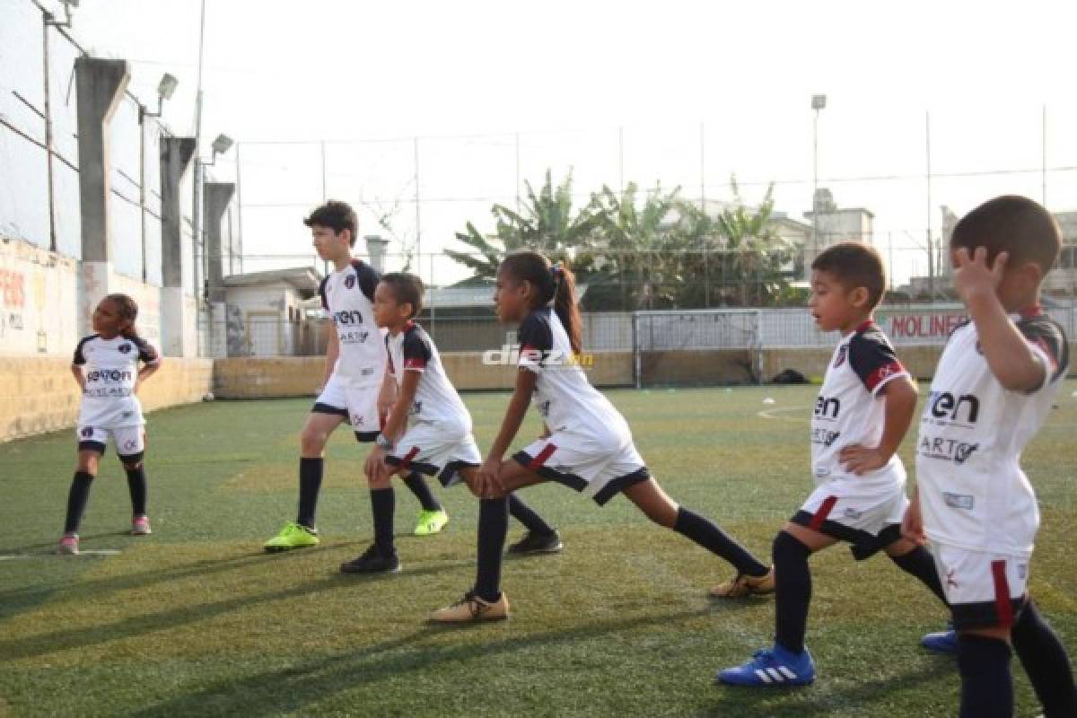 Brayan Beckeles hace visita sorpresa a niños de la academia de Marcelo Canales